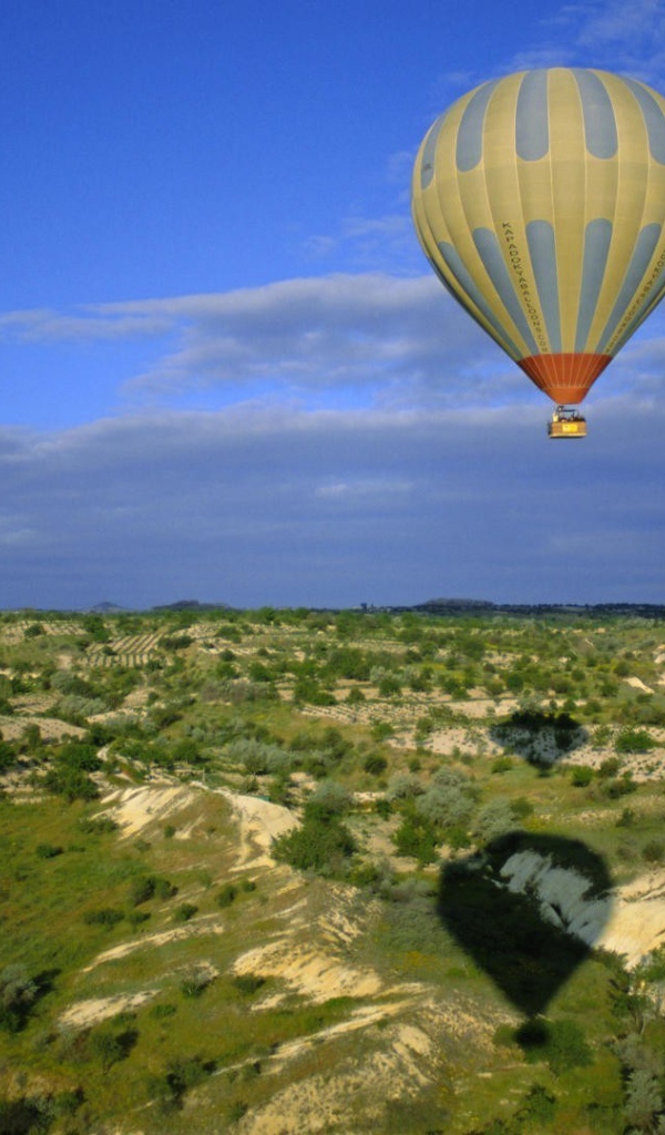 Воздушный шар летит над плоскогорьем