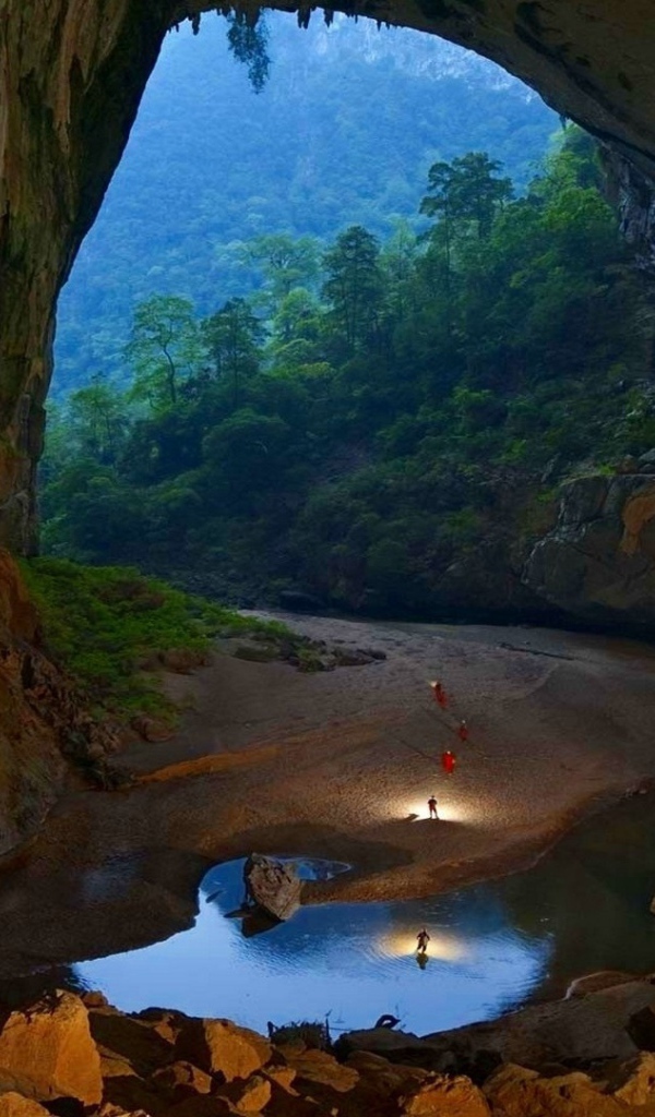 Красивая каменная пещера в джунглях