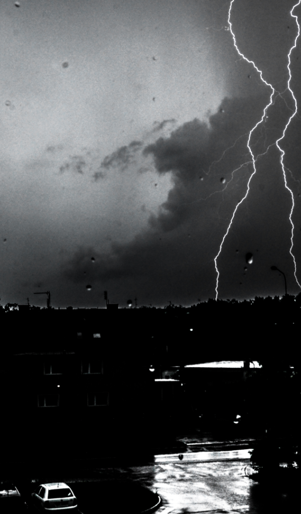 Черно белое фото грозы