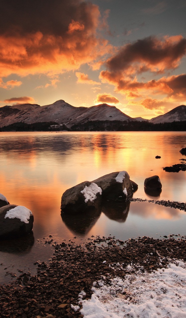 Черные камни у кромки воды