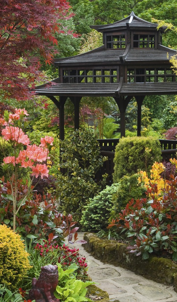 Черная деревянная беседка в японском саду