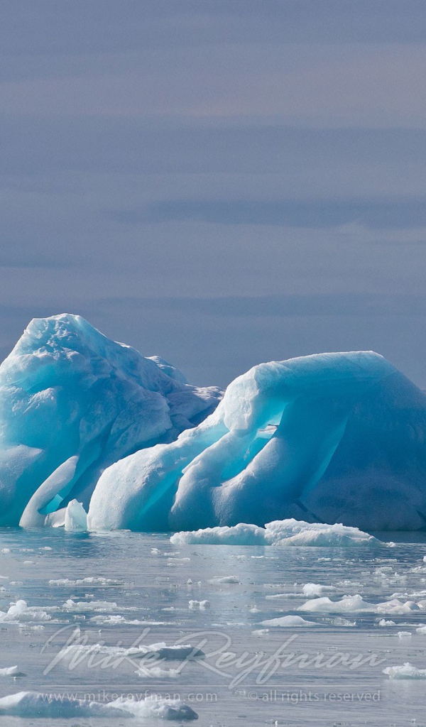 Голубой лед оторвался от ледника