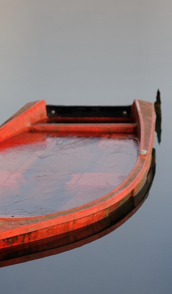 Лодку на привязи затопило водой