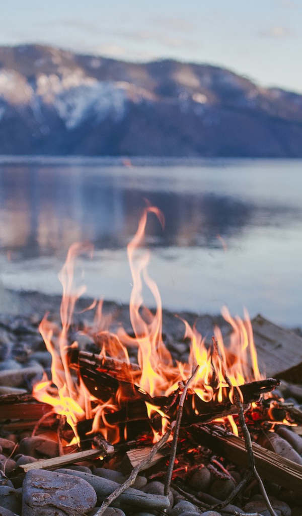 Костер на гальке у берега озера