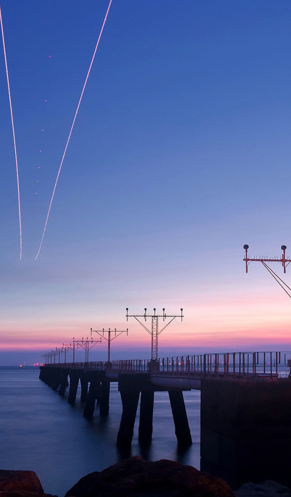 Мост с антеннами в заливе