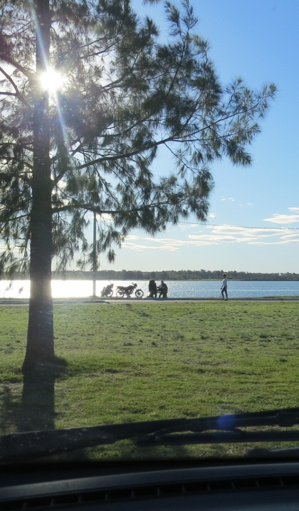 Яркое солнце на набережной