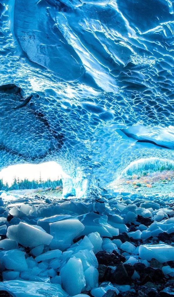 Пещера из голубого льда