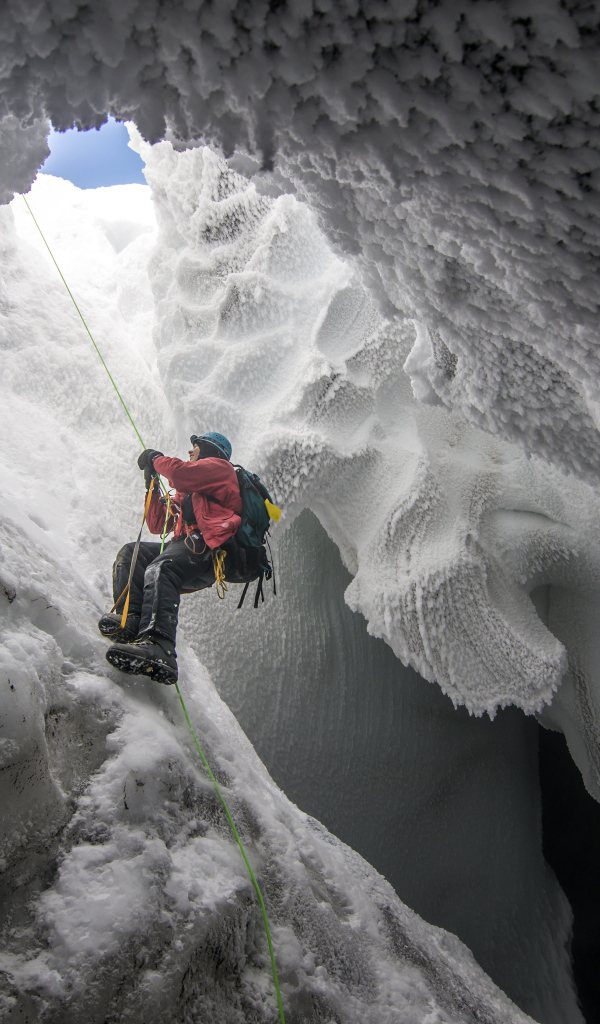 Спелеолог в арктической пещере