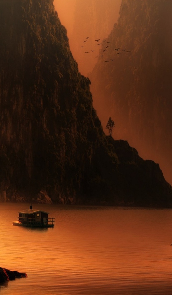 Уютная гавань между покрытых зеленью скал