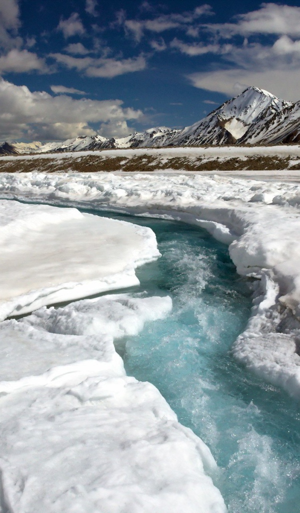 Ручей в разломе ледника