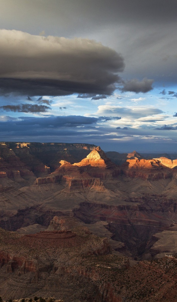 Кучевые облака над каньоном
