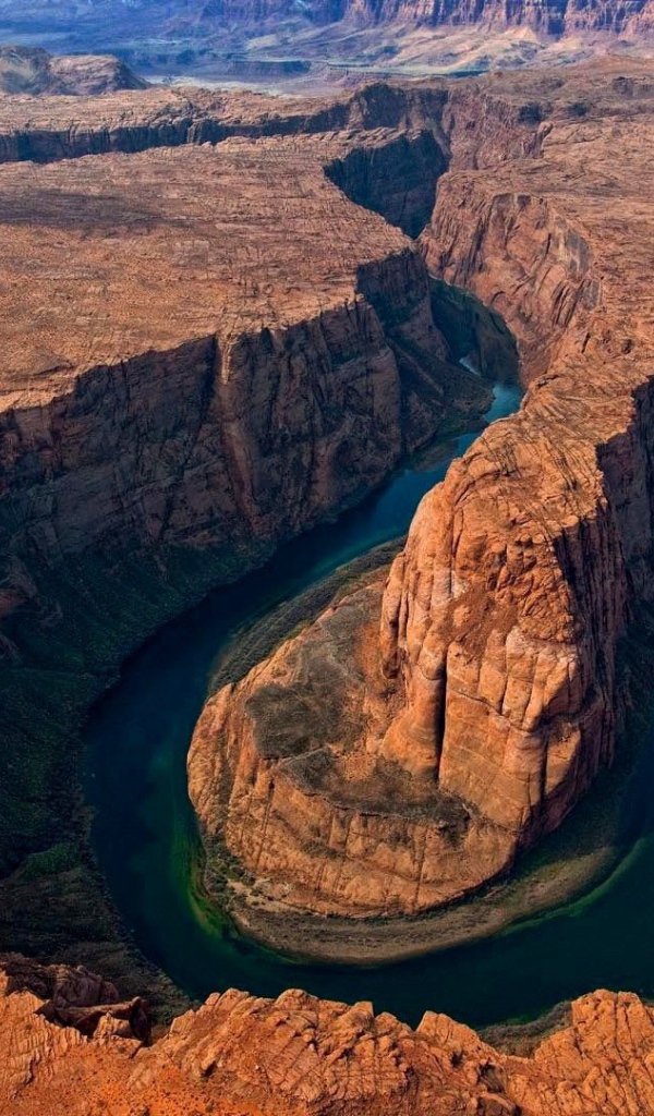 Темная вода на дне каньона