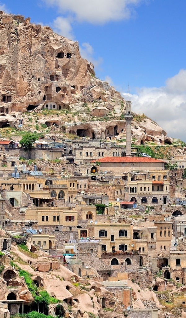 Густая застройка внутри скалы