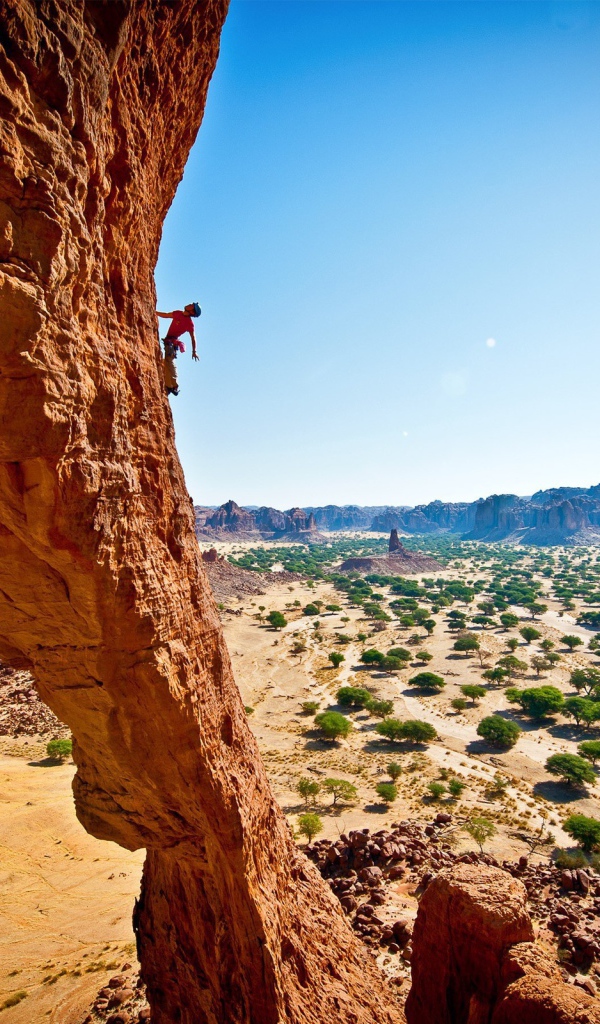 Бесстрашный скалолаз взбирается по скале