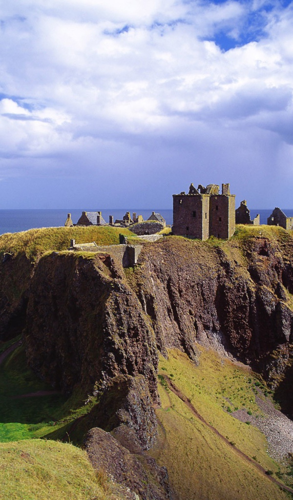 Неприступный поселок на скале над морем