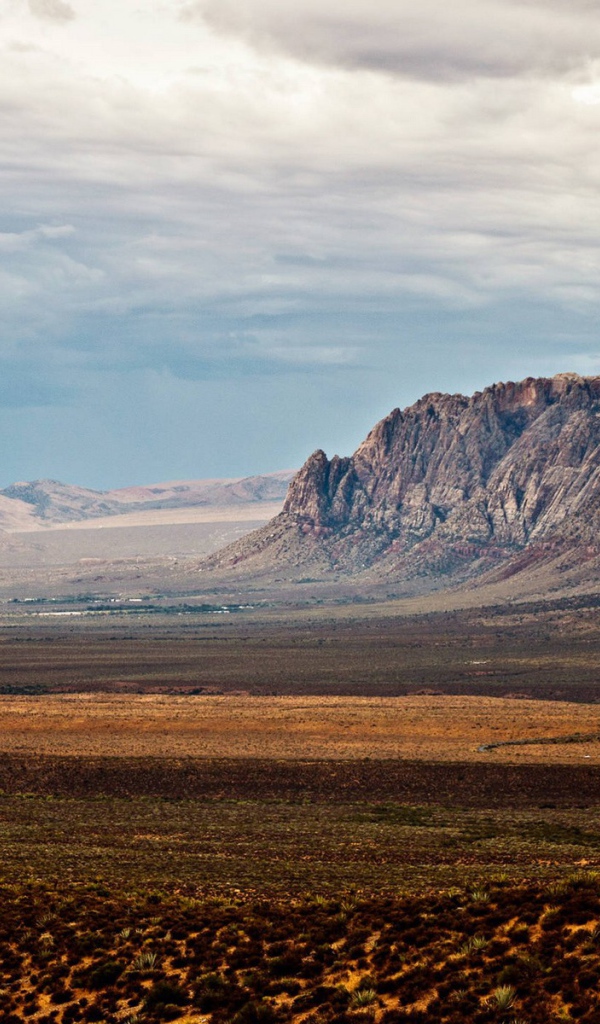 Неприветливая равнина между скалами