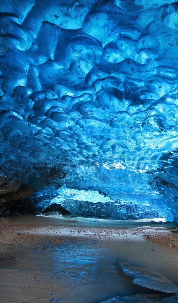 Внутри ледяной пещеры