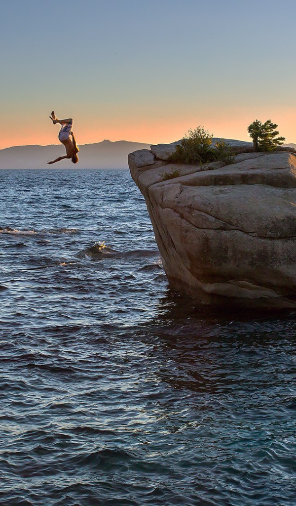 Прыжки со скалы у берега