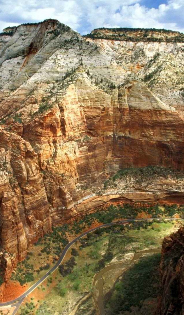 Пейзаж с обрывистыми скалами каньона