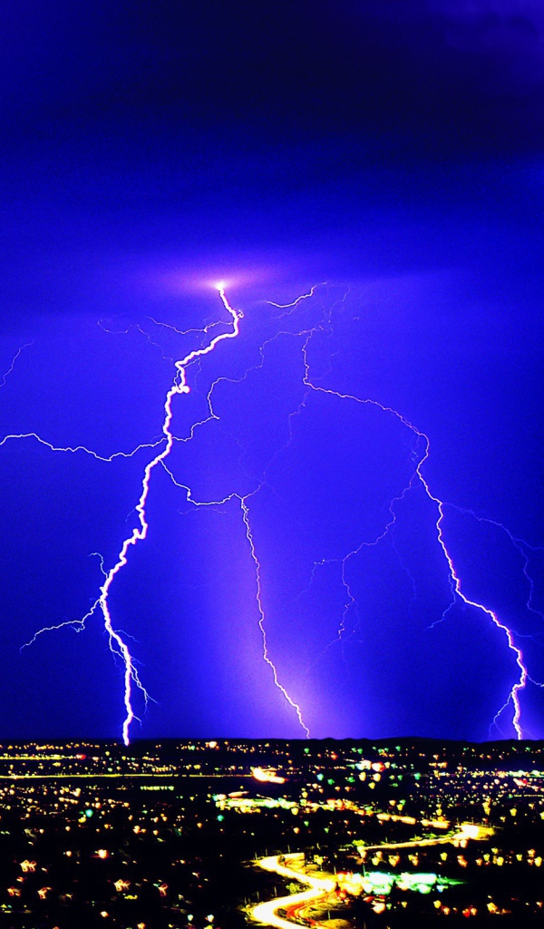 Молния в синем небе над ночным городом