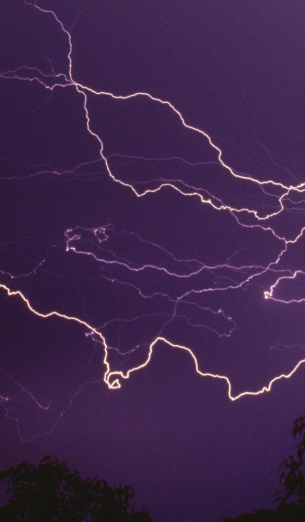 Молнии в фиолетовом небе ночью