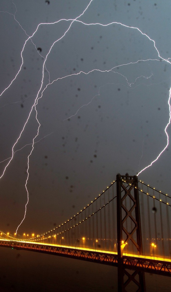 Молнии бьют в мост во время грозы