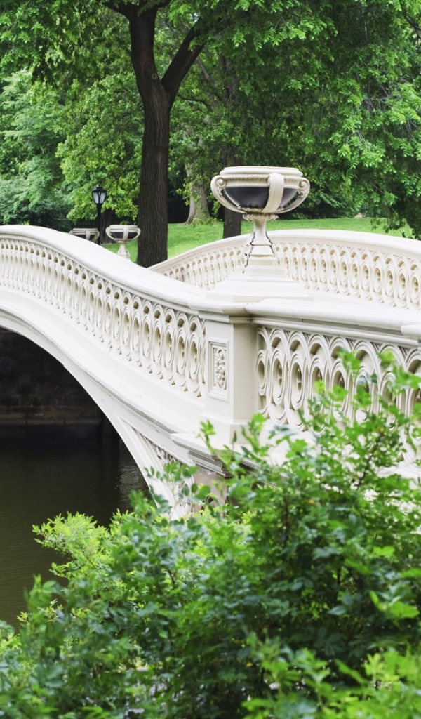 Мраморный мост над рекой в парке