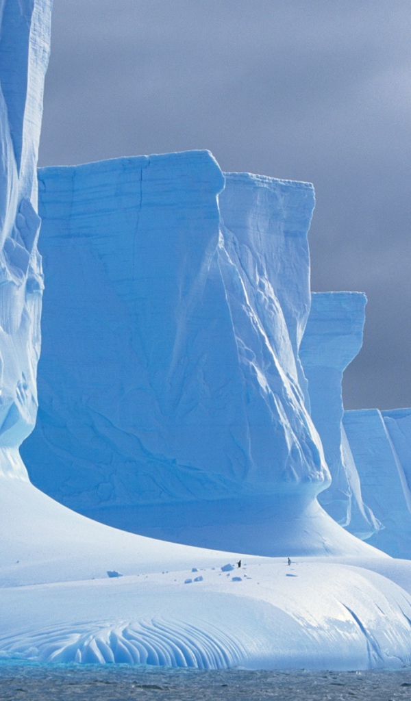 Монументальные ледяные скалы