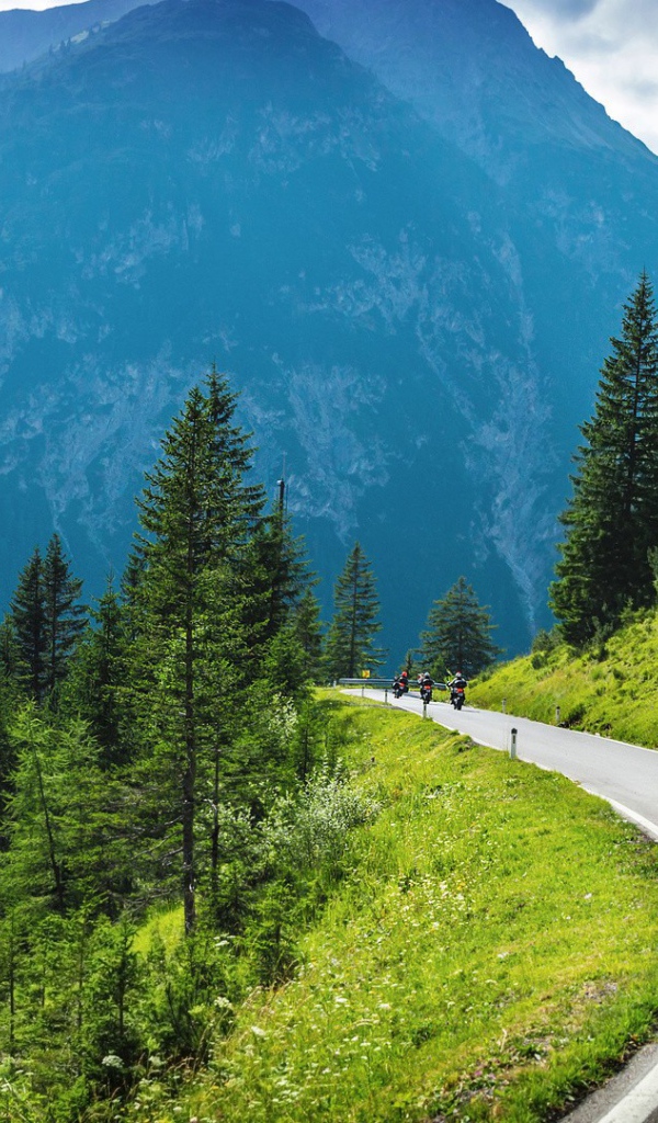 Мотоциклист на горной дороге