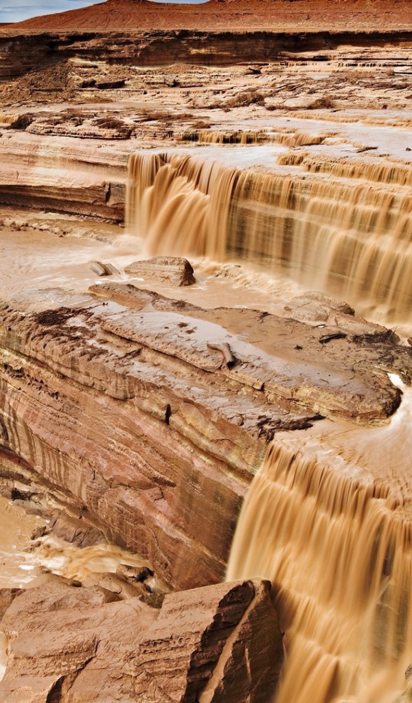 Мутная вода стекает со скал