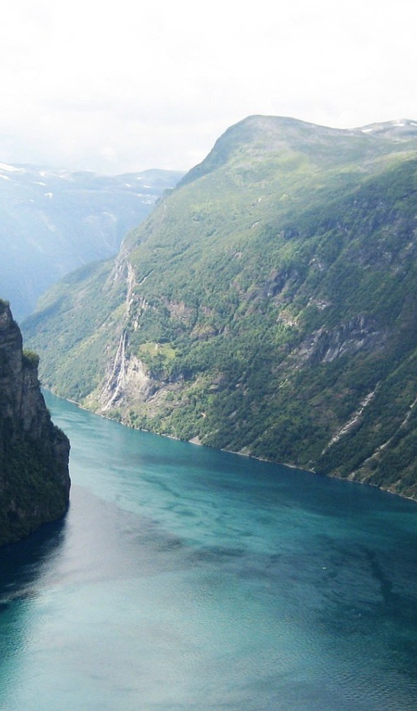 Узкий морской залив