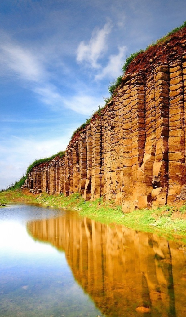 Природная стена из камня