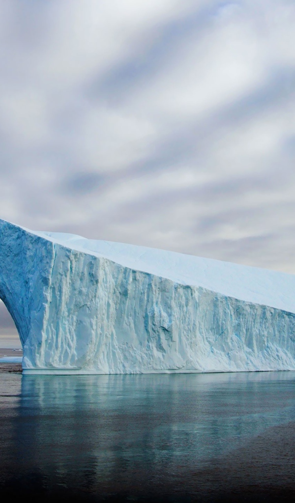 Аккуратный тоннель в леднике