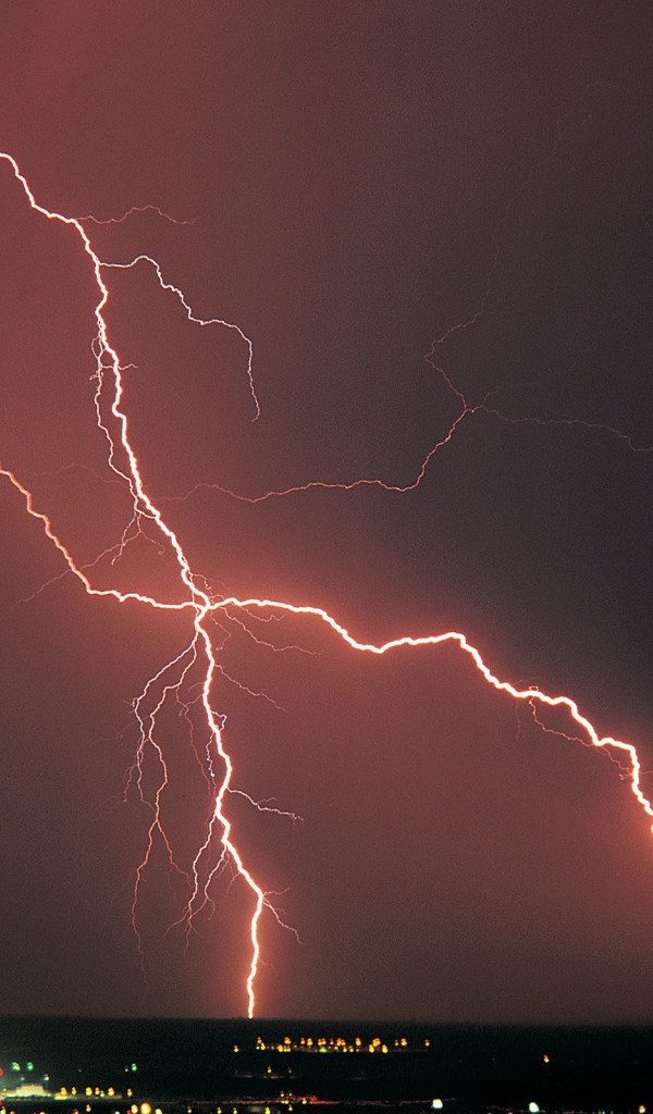 Оранжевая молния в черном небе