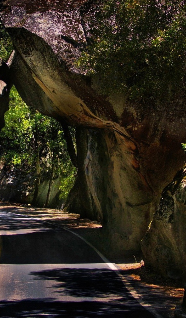 Проезд между двух скал