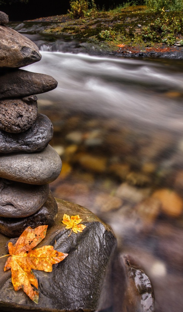 Стопка камней на валуне у ручья