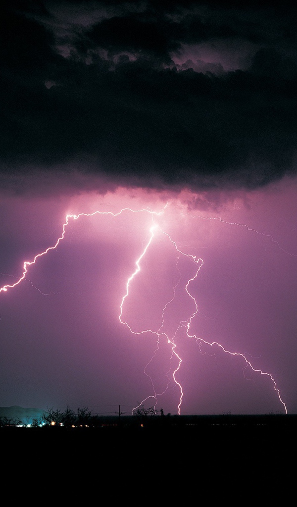 Розовая молния в черных облаках