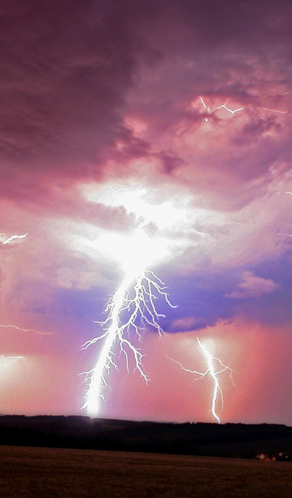 Мощные разряды молний в розовых облаках