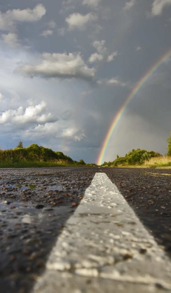 Радуга над асфальтом шоссе