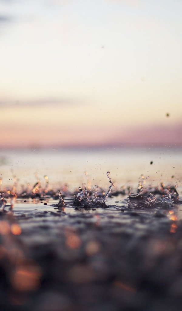 Капли дождя на мостовой