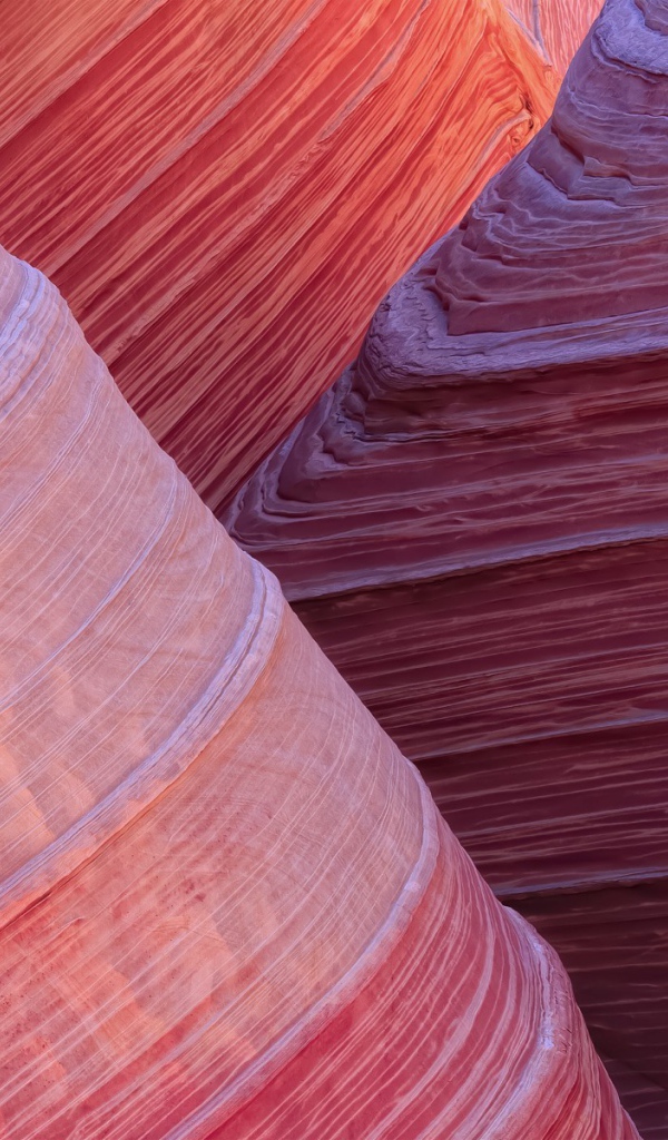 Красный слоистый камень в каньоне