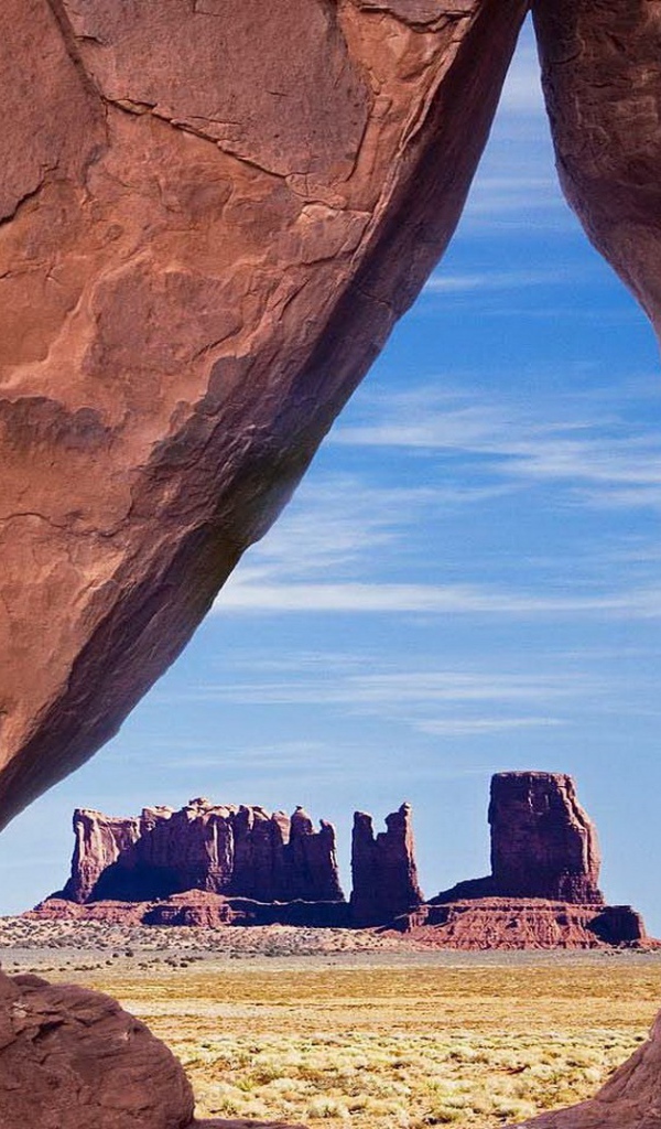 Скальные образования, вид через проем в скале