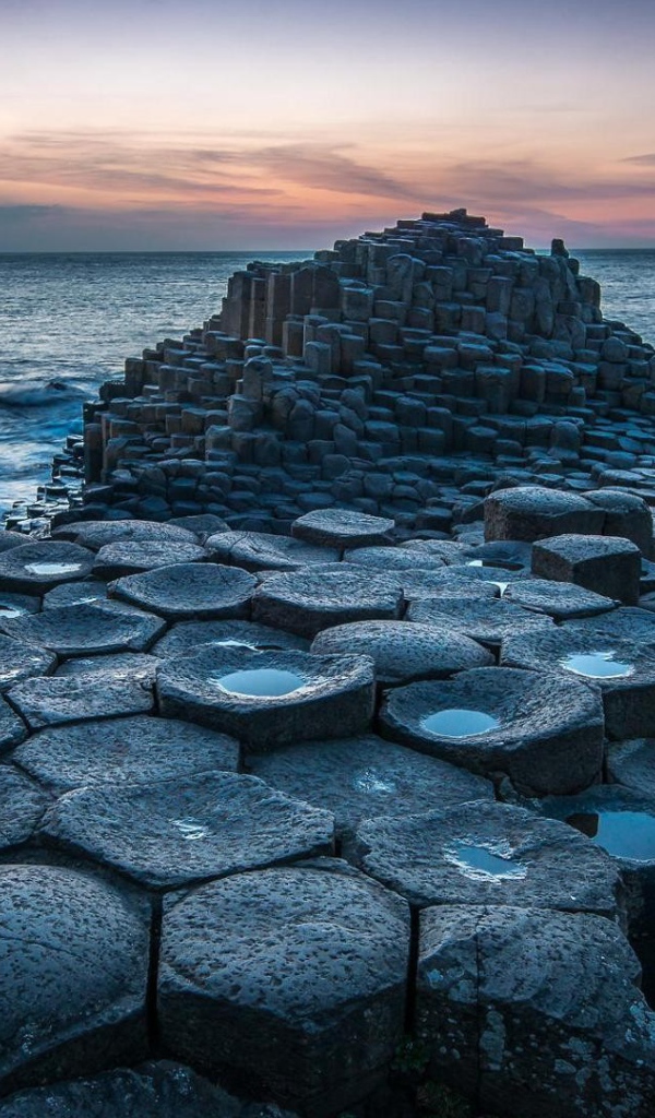 Скалы похожие на соты