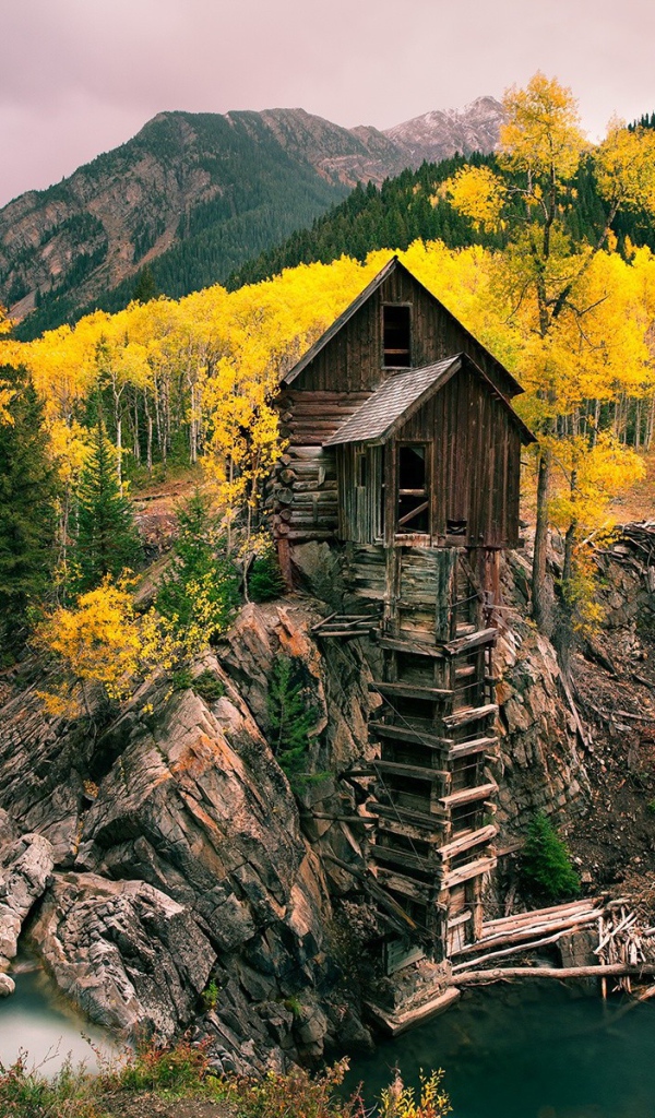 Хозяйственная постройка из дерева над обрывом
