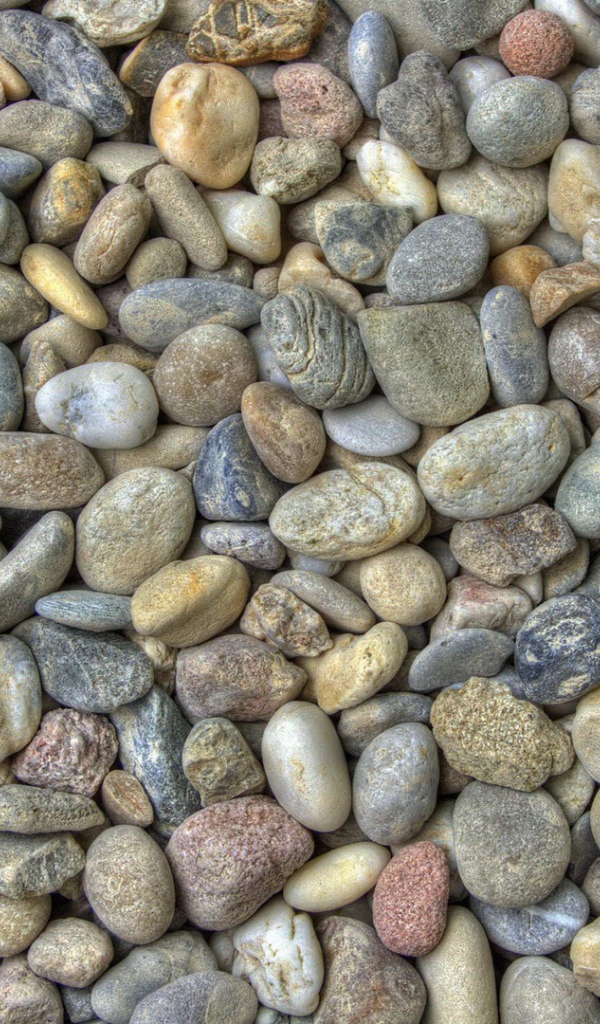 Гладкие камешки на берегу моря