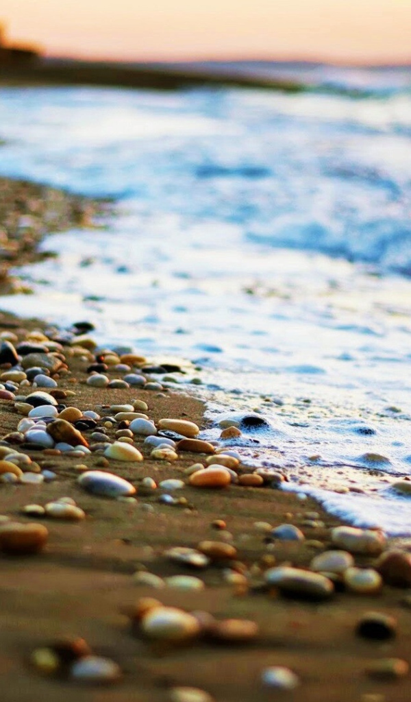 Гладкие камни на пляже