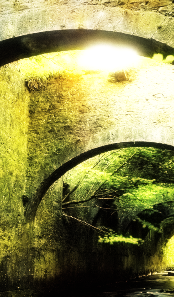 Каменные своды над ручьем