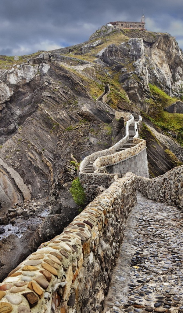 Каменная тропа на вершину холма над морем