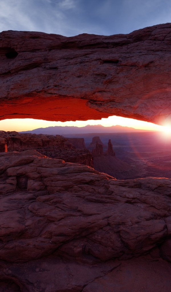 Восход солнца между скал
