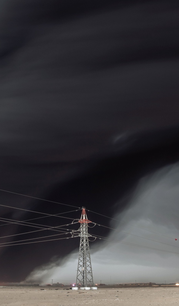 Черное облако дыма в небе